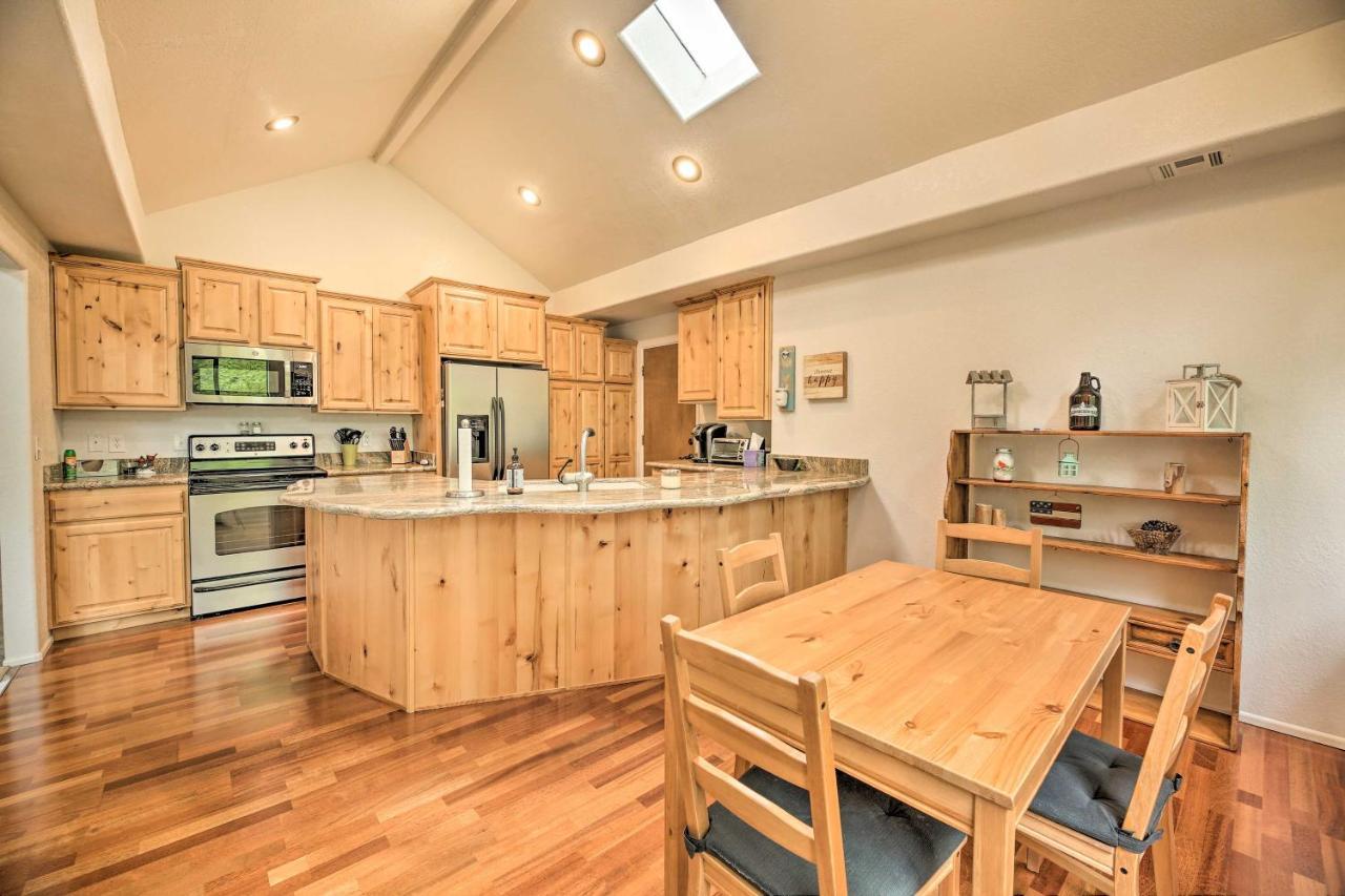 Lush Pinetop Retreat With Large Deck And Wooded Yard! Exterior foto